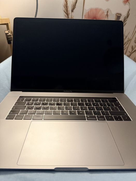 Macbook pro 15” 2018 i7 16Gb 256 R Pro 555x