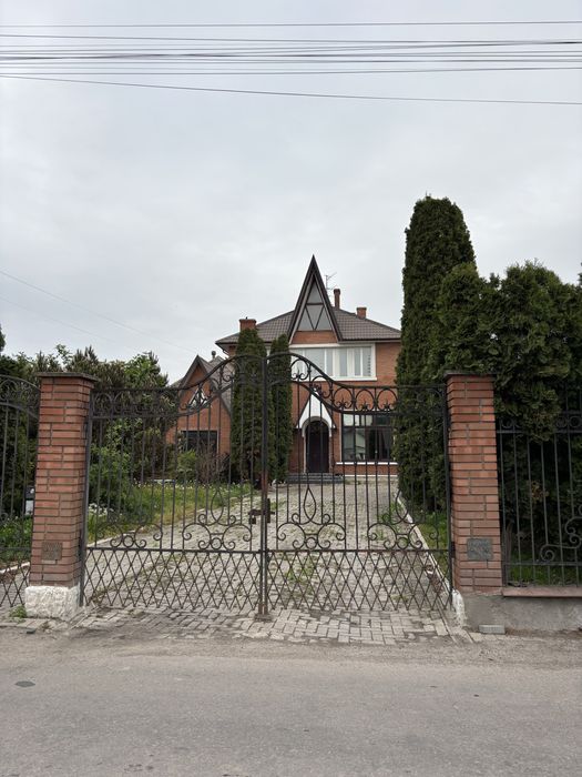 р Продаж окремого будинку з ділянкою 10 соток