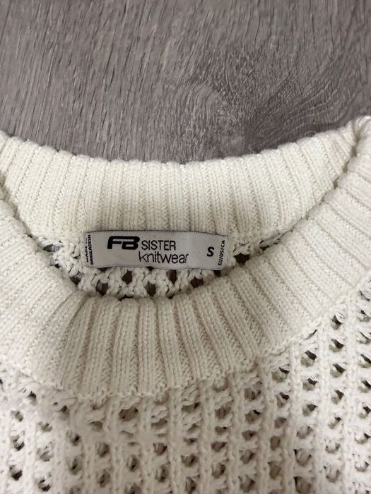 Укороченный джемпер ажурной вязки