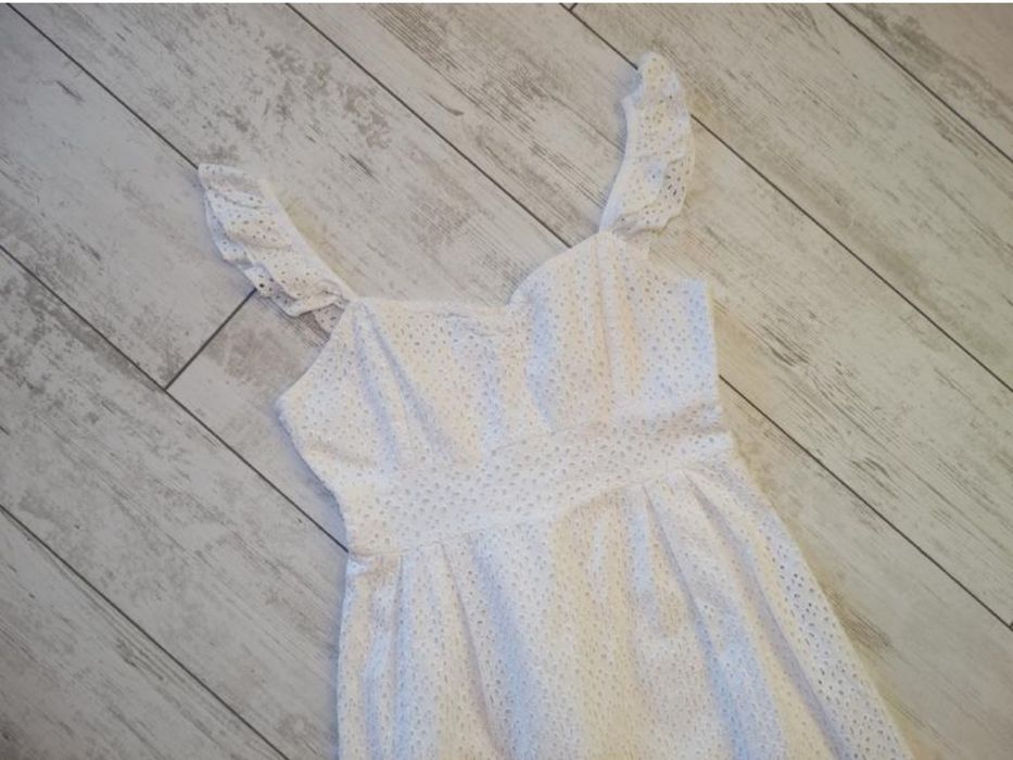 Шикарне, Легесеньке білосніжне плаття із прошви 
Всередині іде на кото