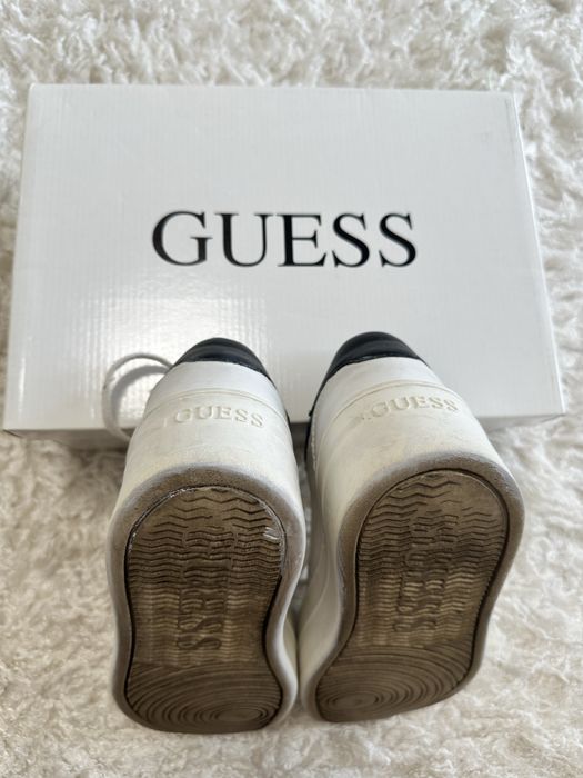 Продам шкіряні кросівки Guess