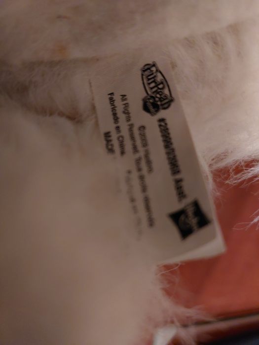 Gato FurReal mia e anda