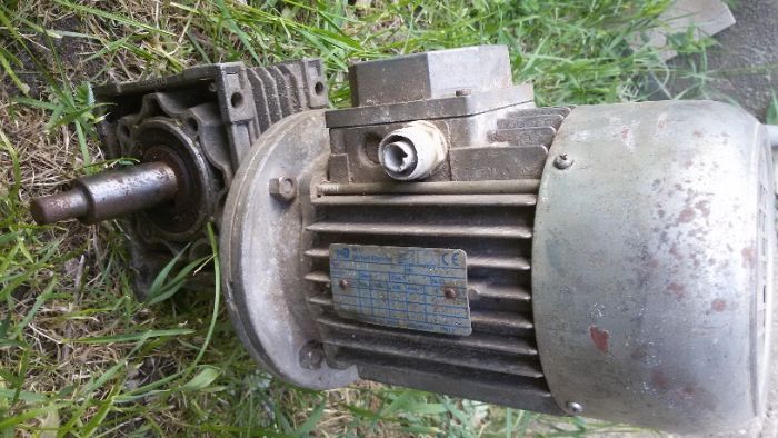 Przekładnia kątowa z silnikiem