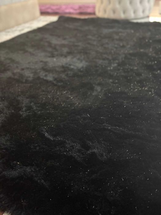 Carpete Preta e detalhes cinza