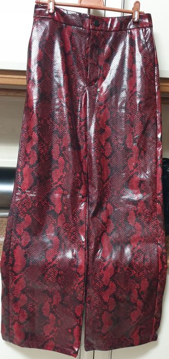 Calças em pele vermelha e preto