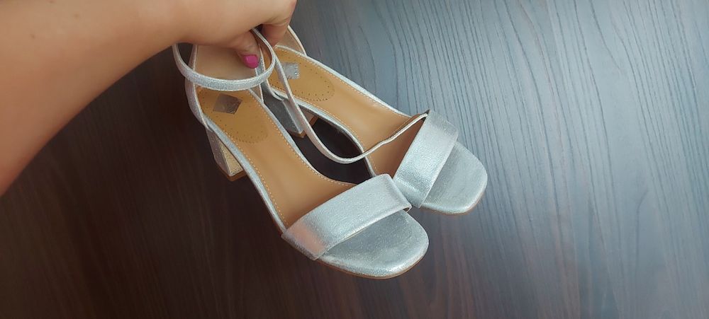 Buty srebrne na wesele 39