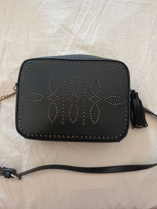 Mala Preta com detalhes dourados da Stradivarius