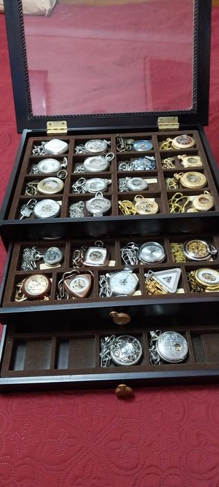 Coleção de relógios de bolso novos todos a corda, em expositor de made