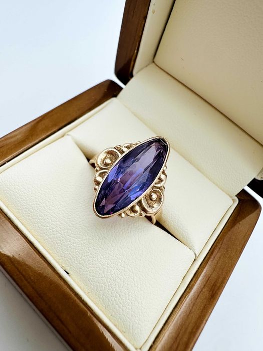 Złoty pierścionek z dużym fioletowym kamieniem Waga 5,67 g/ Rozmiar 17