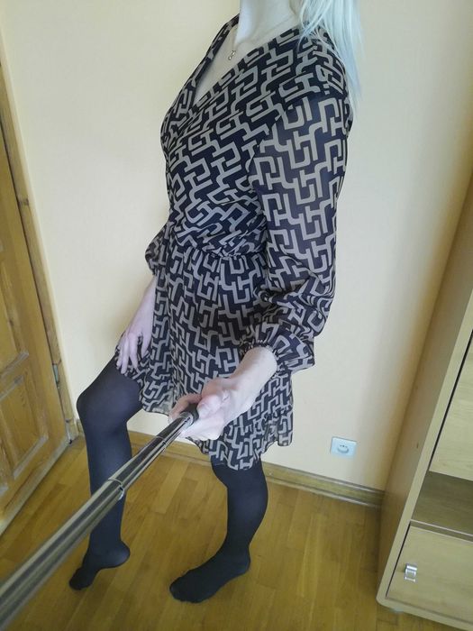 Sukienka z kopertowym dekoltem