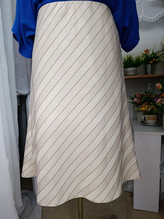 Spódnica w skośne pasy