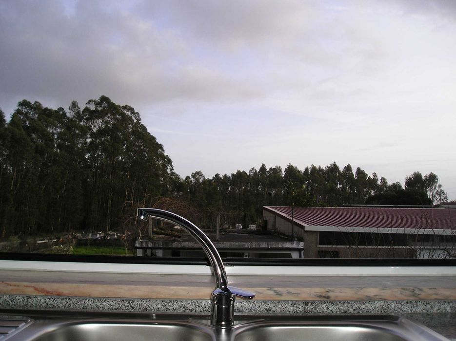 Aluga-se T3 no primeiro andar de uma vivenda rústica.