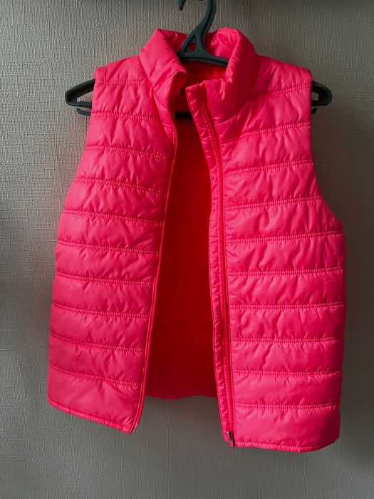 Нова жилетка Н&М 134-140см, 820гр