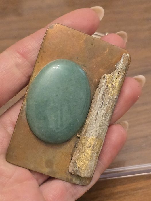 Piękna artystyczna broszka wykonana z miedzi i naturalnych kamieni .