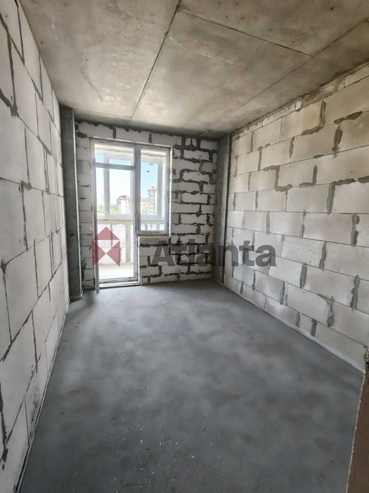 Простора квартира з кладовкою в новому будинку з АГВ в Великодолинском