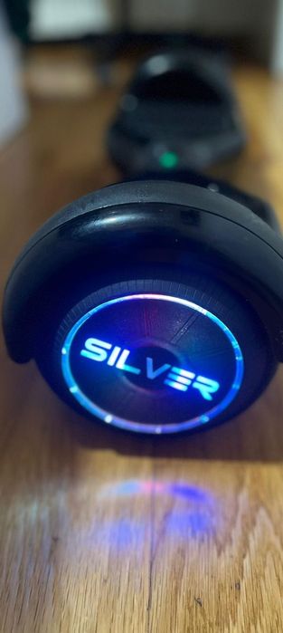 Hoverboard 
Como novo 

hoverboard da silver com autonomia de 10 km em bom estado com mala e carregador e com led