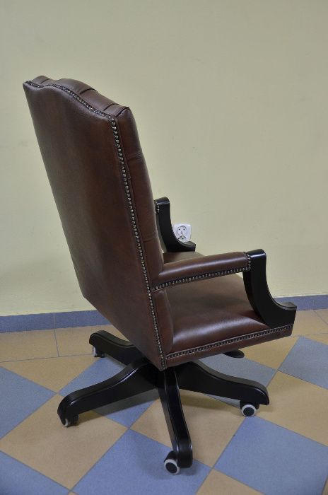 Fotel Obrotowy Chesterfield wykończenia czarne