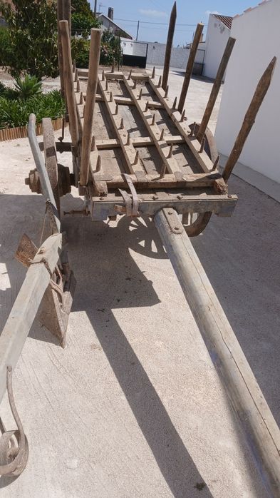 Carro de bois com grade e charrua