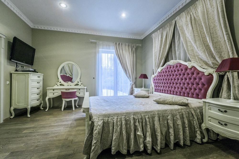 Будинок з басейном Білогородка