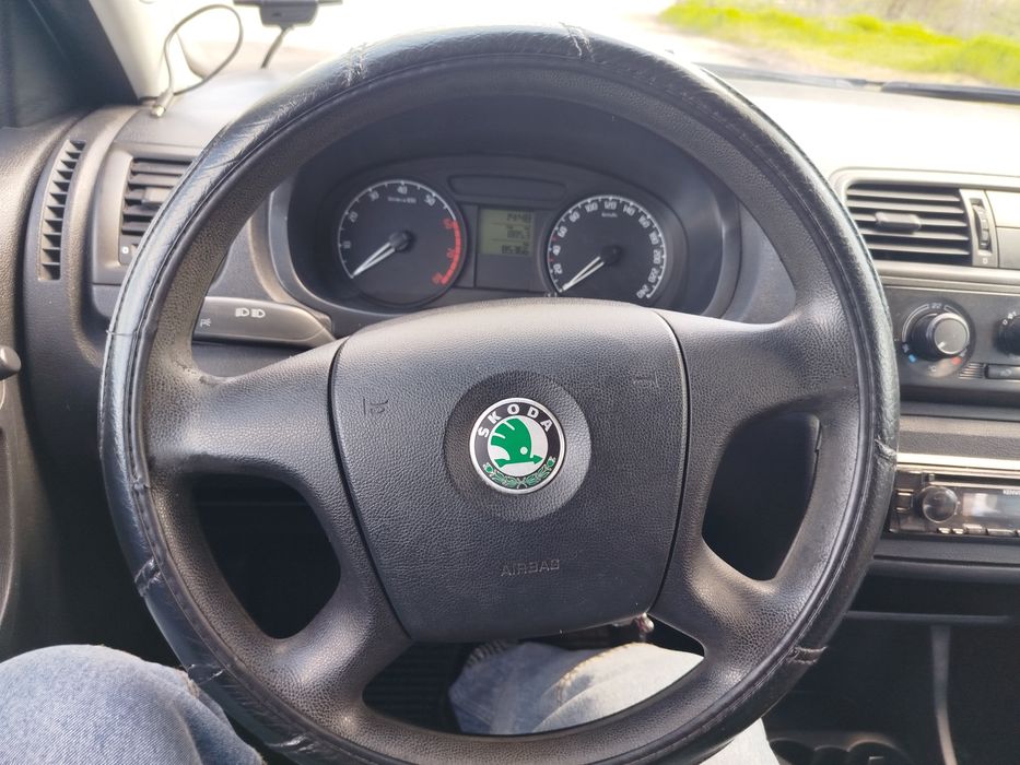 Шкода фабія офіційний автомобіль.