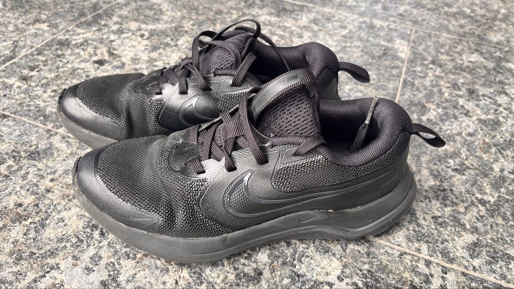 Nike Cosmic Runner