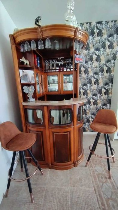 Movel Bar de madeira de mogno com tampo de marmore, duas vitrines e numeras prateleiras