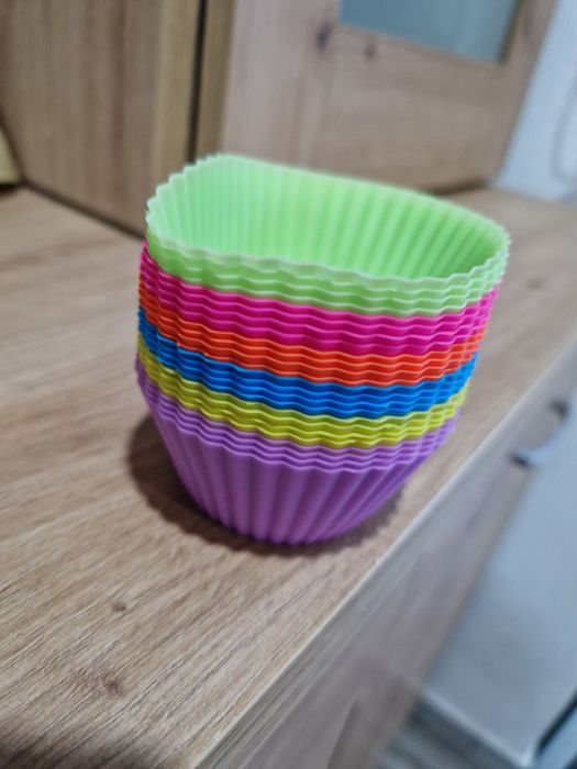 24 formas de silicone para cupcakes.  Novas