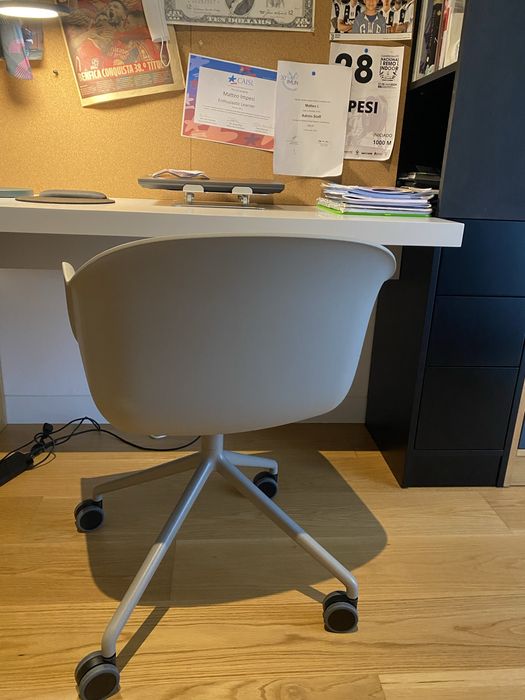 Cadeira de escritório /quarto cinza claro com rodas – Ótimo estado