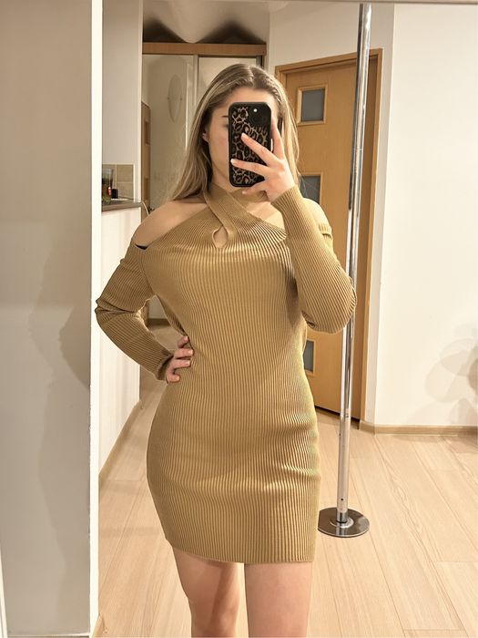 Dopasowana sweterkowa sukienka