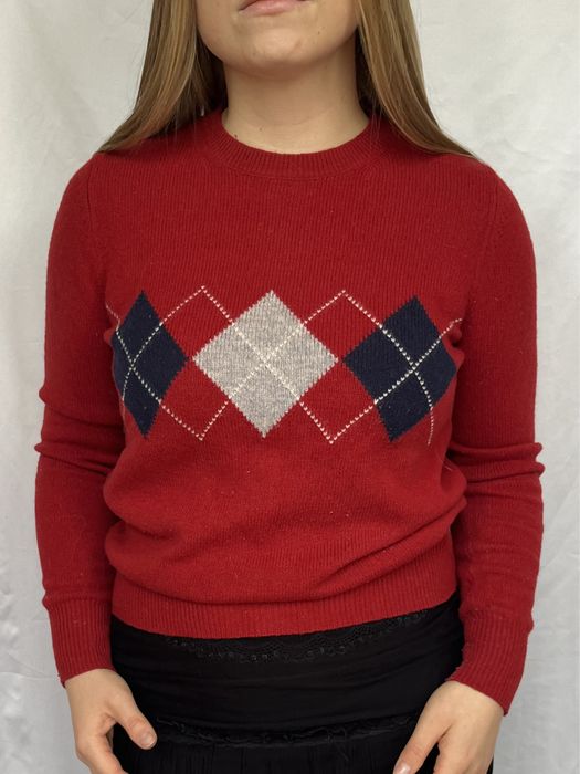 Czerwony sweter z rombami marie lund s
