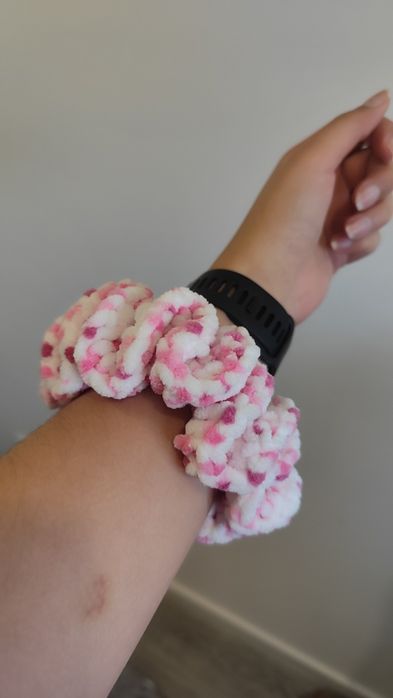 2 scrunchies de material fofinho