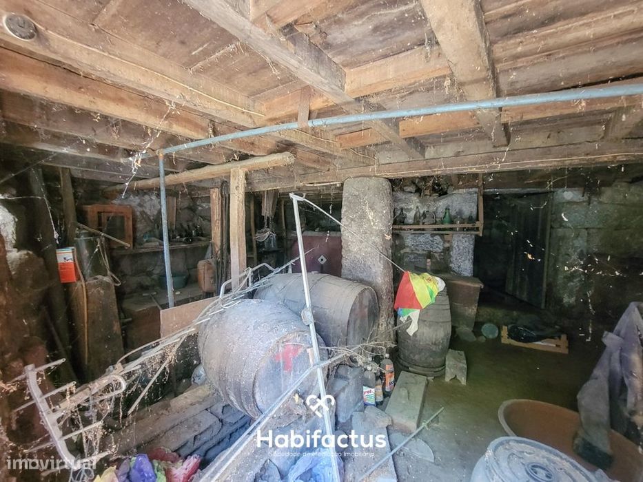 Moradia Isolada T2, para Reconstrução, c/ Varanda e 2 Terrenos á Venda