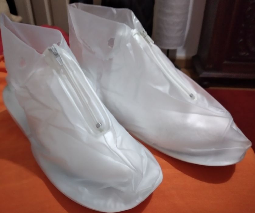 Sapatos de chuva novos