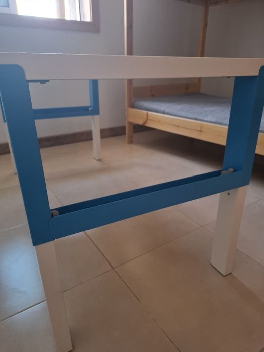 Vendo secretária para criança usada com ligeiro desgaste.