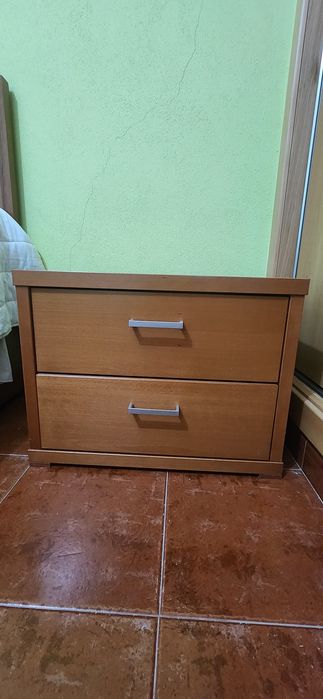 Cama + mesa de cabeceira