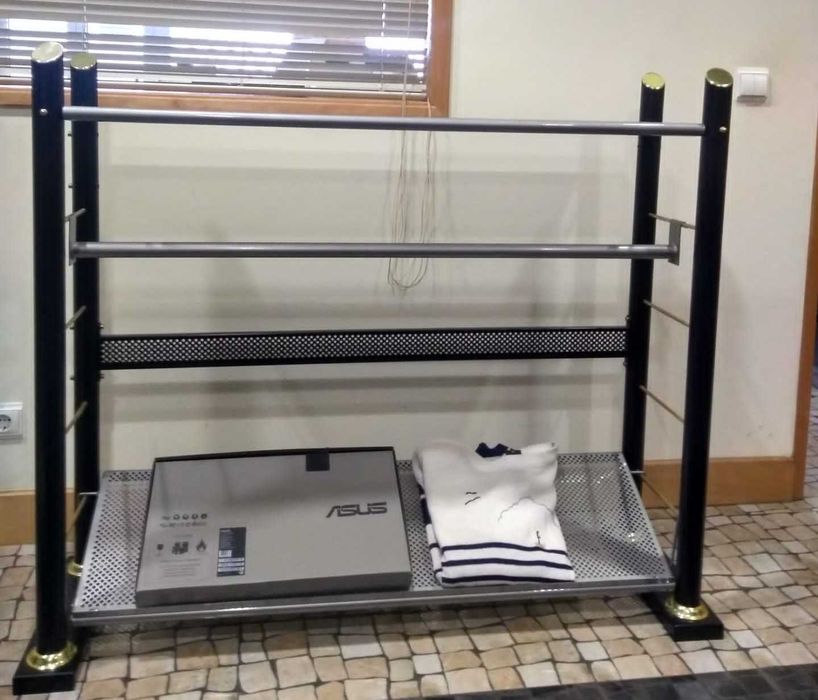 Expositor em metal: c/varão + duas prateleiras