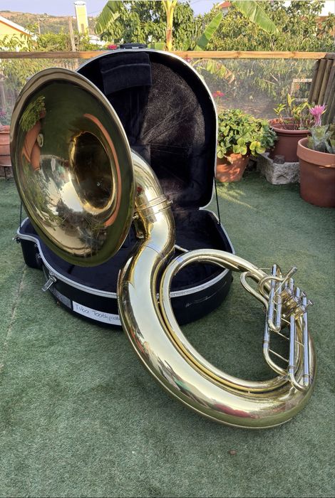 Instrumento Tuba decorativa com caixa