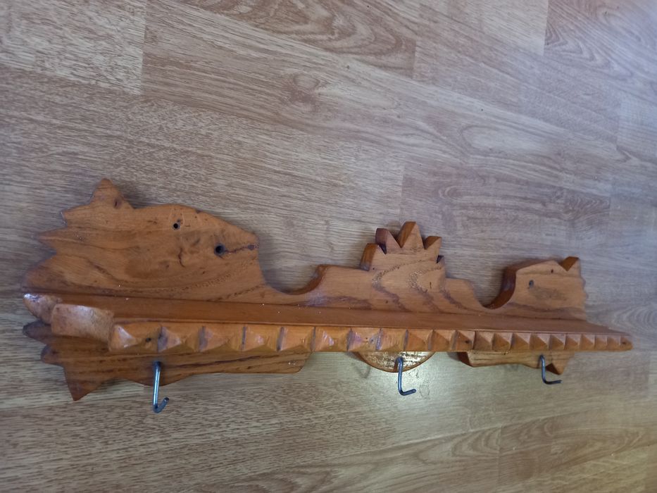 Продается деревянная вешалка, полочка