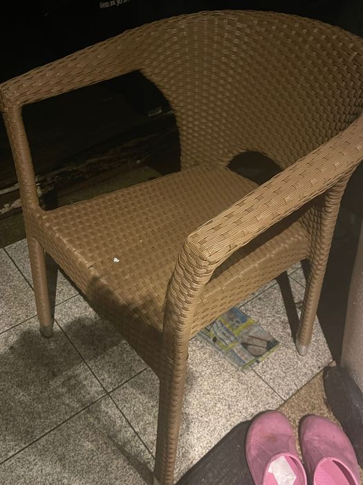cadeira em vini ezpeleta com braços bege para exterior e mesa e madeira ezpeleta pés em bege para exterior