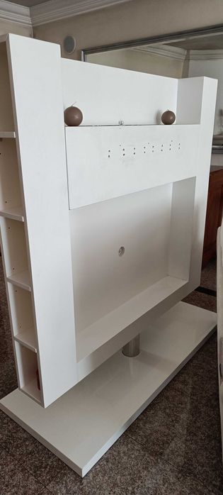 Móvel TV branco giratório e decorativo