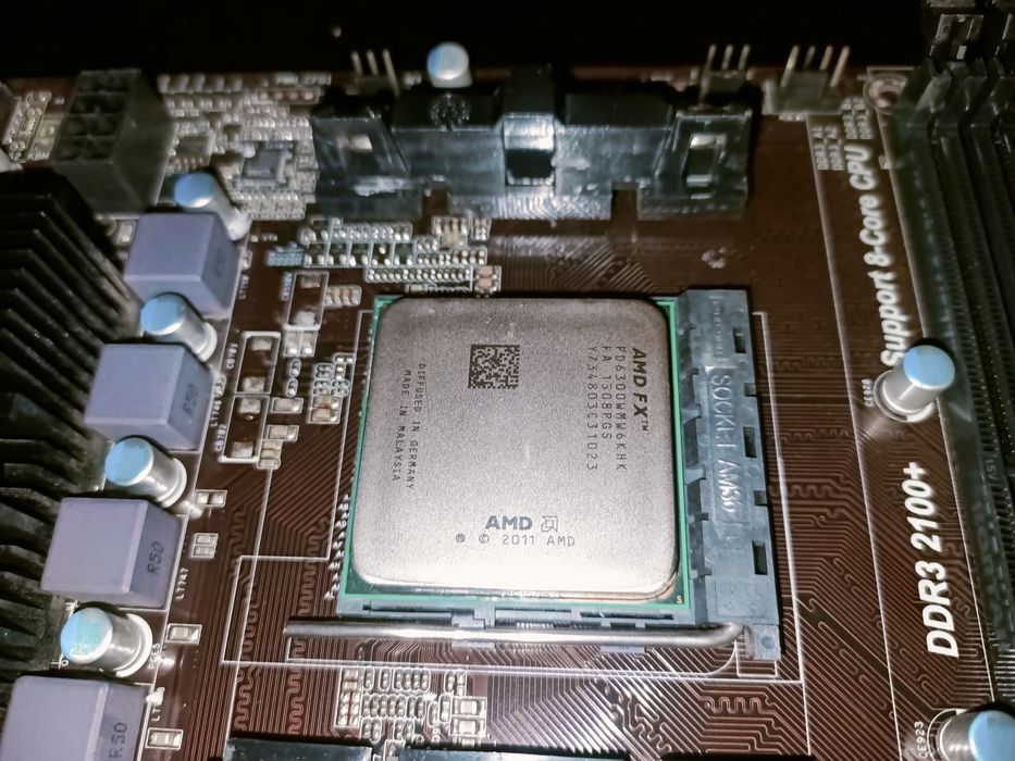 Sprzedam części komputerowe procesor płyta głowna i kości pamięci ram