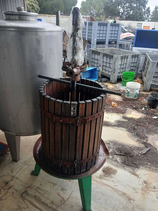 Vendo prença para uvas