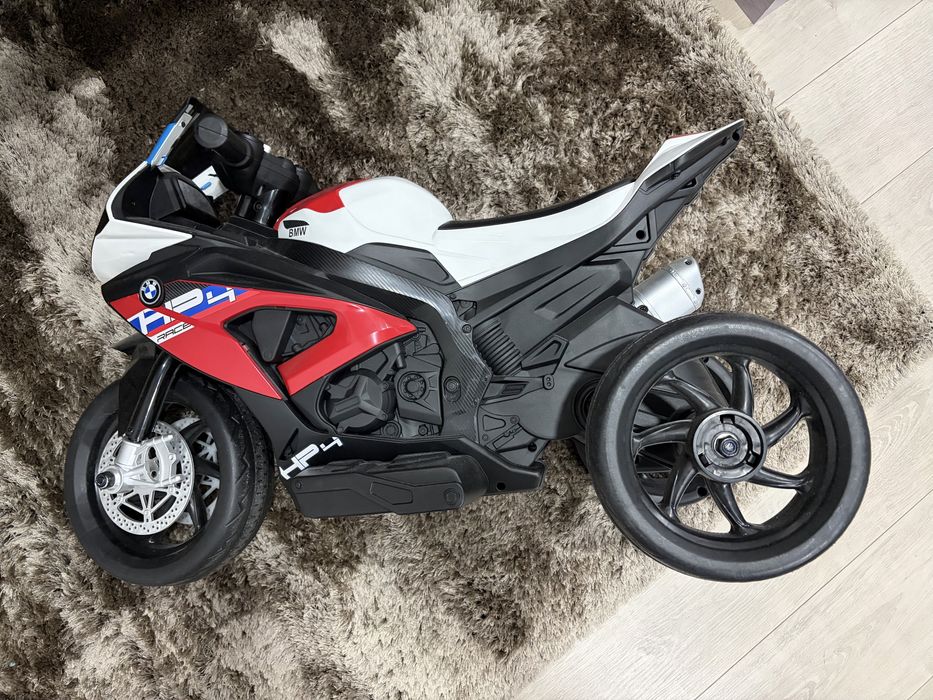 Mota elétrica BMW vermelha