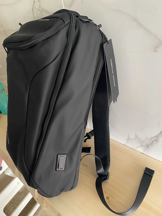 Mochila Mark Ryden impermeavel. Nova com etiqueta