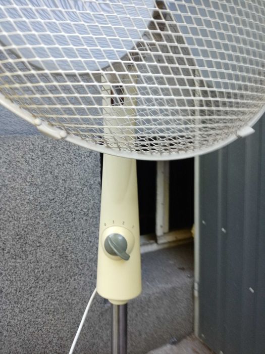 Wentylatory stojące 2 duże i 1 mały.