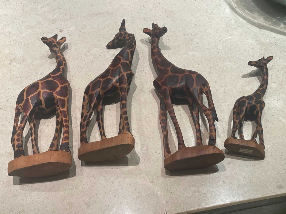 Conjunto de 4 girafas vintage esculpidas em madeira, artesanato africano