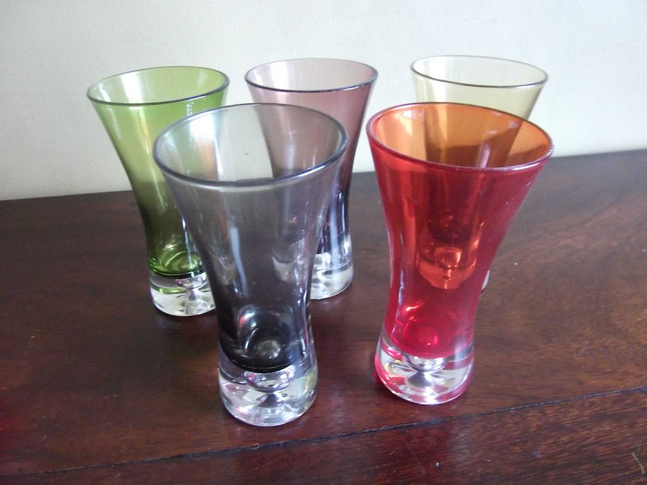 Garrafa e copos em vidro antigos / Antique glass bottle and cups