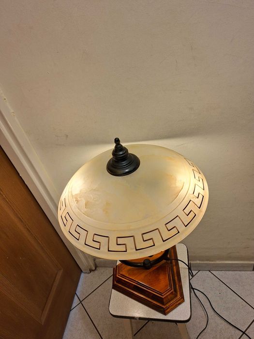 Klasyczna mosiężna lampa stołowa