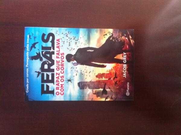 2 livros série Ferals (portes grátis)