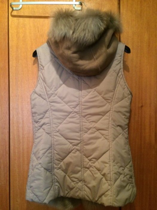 Colete de pêlo, e 1 casaco preto em fazenda c/botão brilhantes